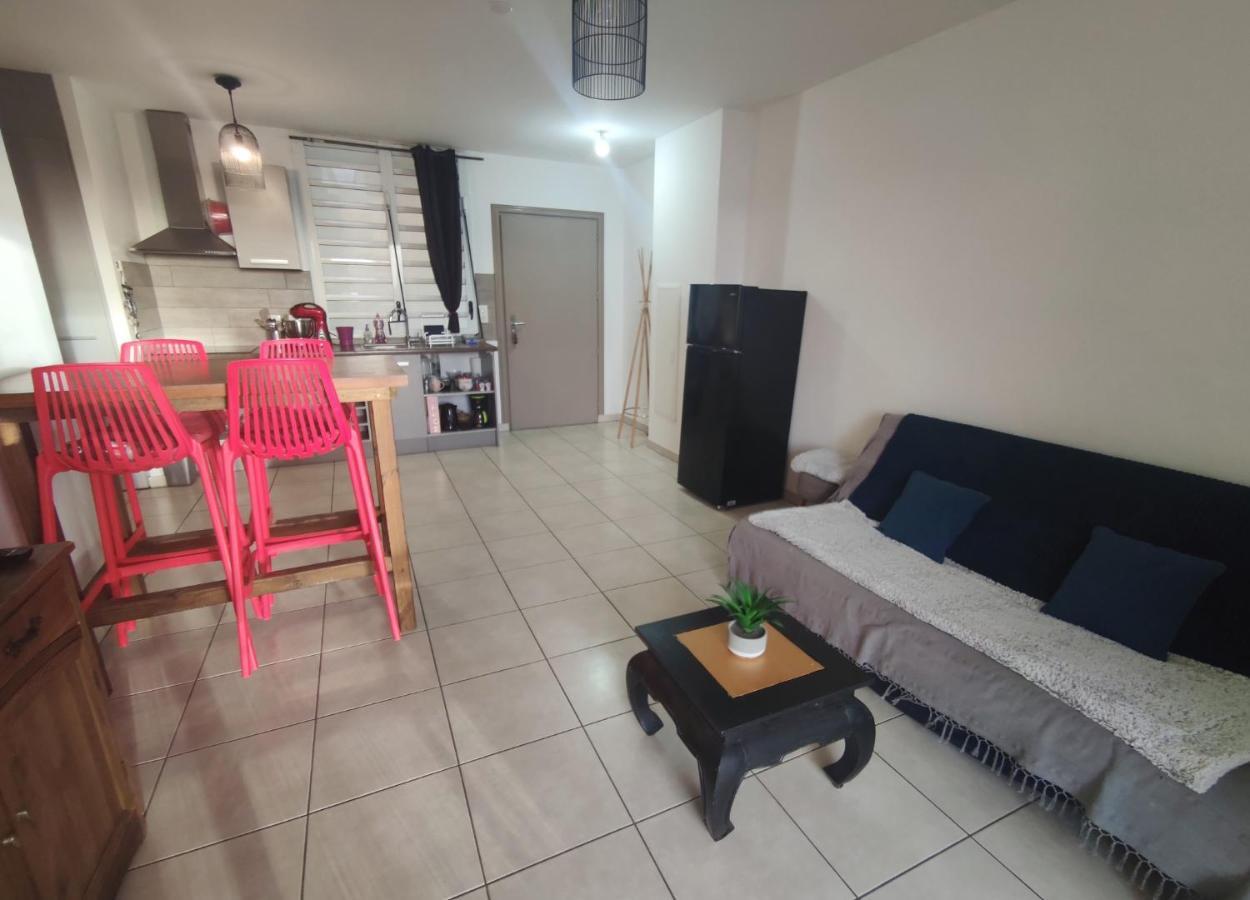 Апартаменты Location Saisonniere Meublee F2 St Leu Face Ocean A 1 Min Plage Сен-Лё Экстерьер фото